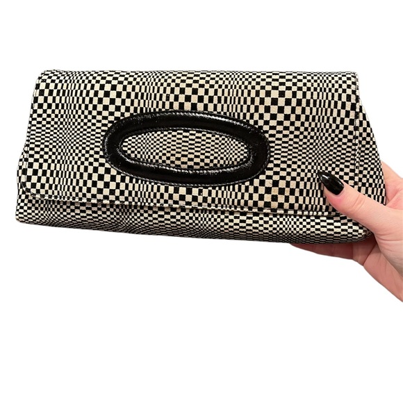 In & Out Optical Illusions Clutch - Picture 7 of 10